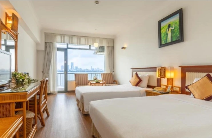 Twin room with lake view